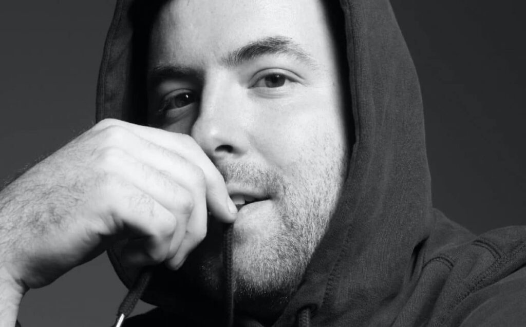 Richard Quinn y Clearpay lanzan NFT para la Semana de la Moda de Londres close-up black-and-white portrait of fashion designer Richard Quinn