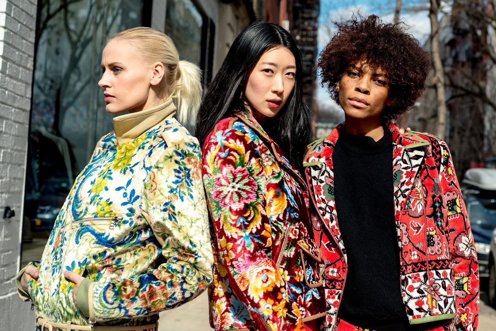 Sesión de fotos de Tapestry, marca de moda de lujo que se fusiona con criptomonedas