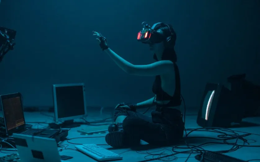 persona sentada en el suelo participando en metaverso con auriculares VR