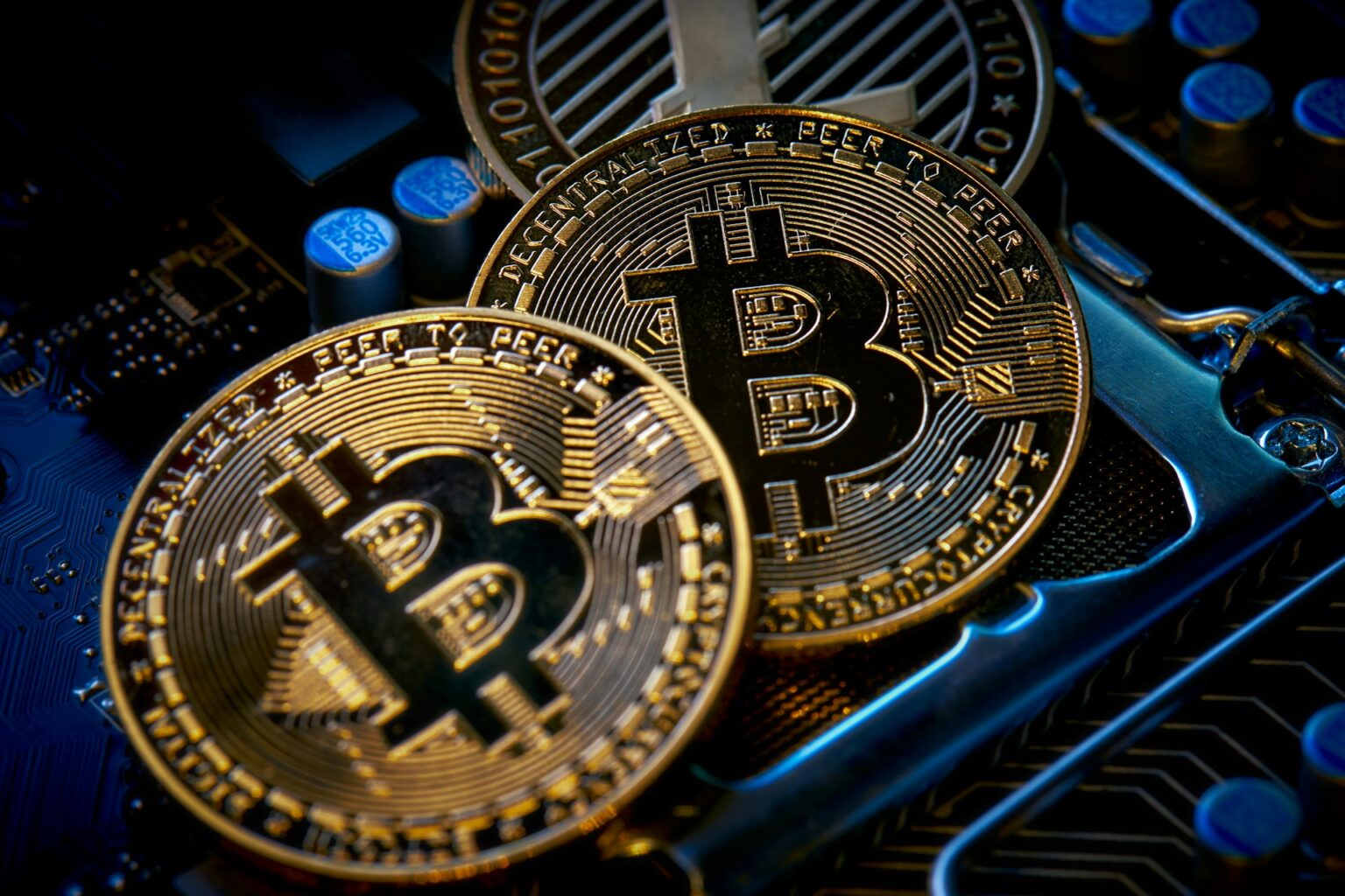 Los inversores de Bitcoin acumulan casi mil millones de dólares en BTC a medida que las reservas cambiarias caen hacia nuevos mínimos